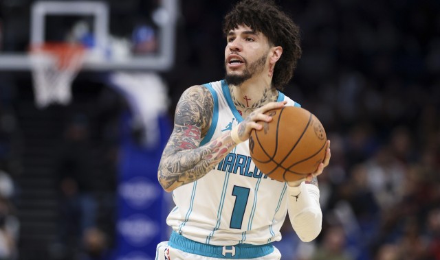 球王会在线娱乐-稳住别浪！三球半场12中7&amp;三分7中4砍20分5板3助 首节独揽13分