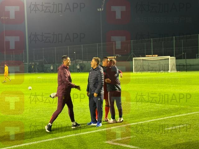 1769525987076088056.jpg 赛后,邵佳一与卡纳瓦罗握手致意.jpg